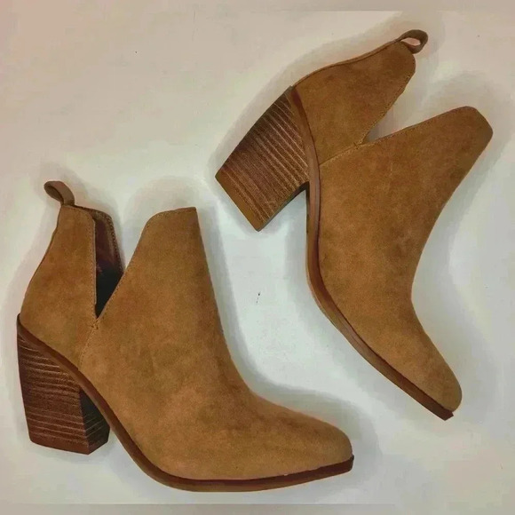 Universal Thread Women's Tan Suede ankle boots size 6 - Picture 1 of 6